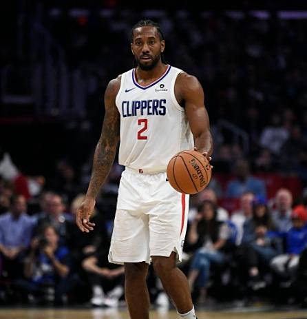 葡超比赛一球员受伤需要担架，对方球员帮忙传递担架吃黄牌（葡超争议一幕：球员伤退需担架，对手递担架反吃黄牌）