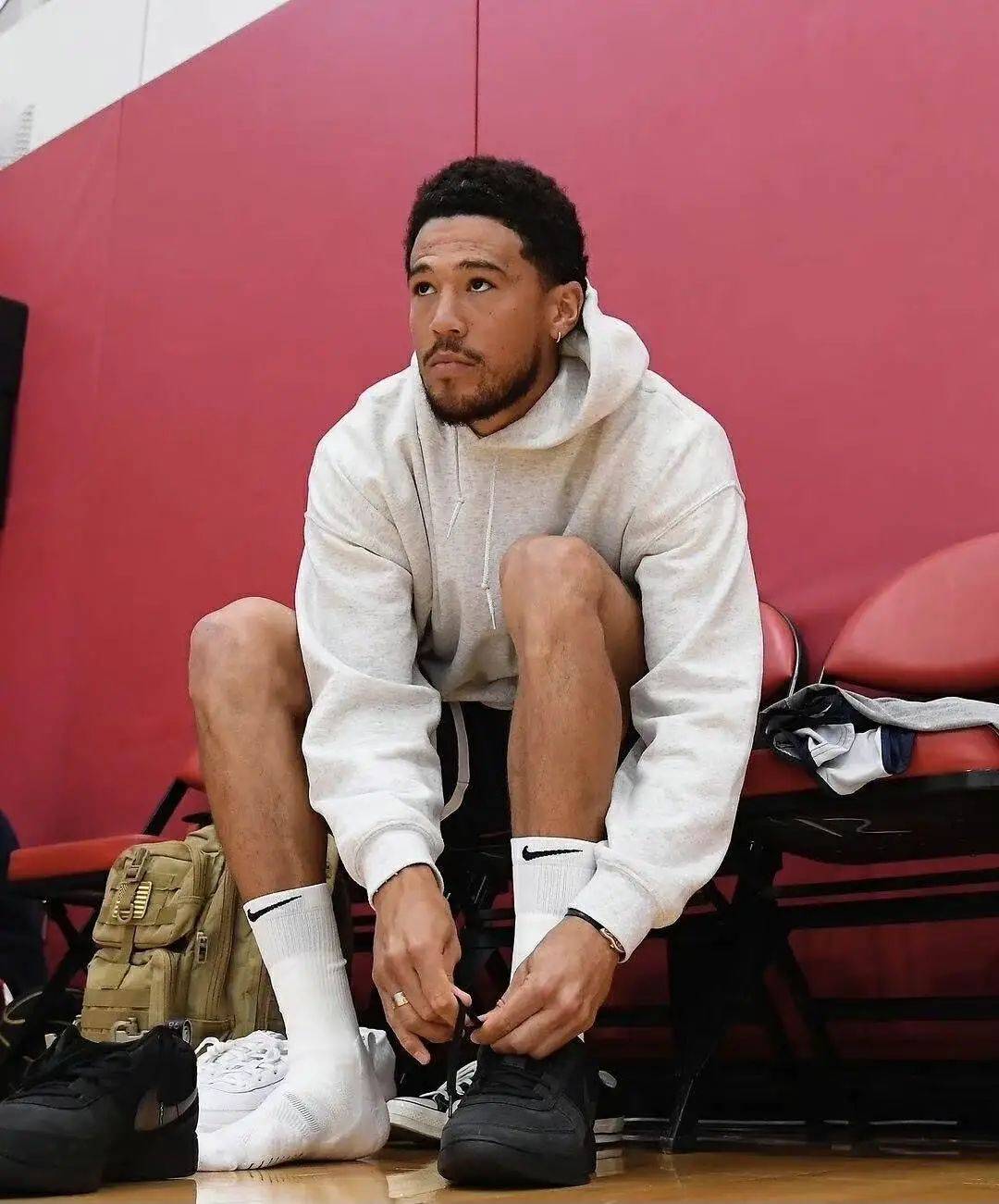 记者：里尔18岁中场布阿迪的团队否认球员与巴黎的转会传闻（记者：里尔18岁中场布阿迪被传转会巴黎，其团队予以否认）