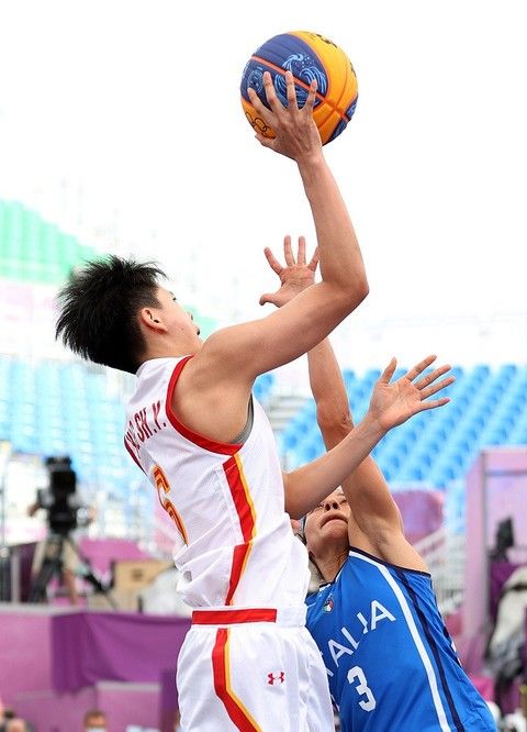 哈登率快船在常规赛中单挑魔术，连续4场得分超28分，但球队仍落后较大。（哈登率快船常规赛对阵魔术，连4场28+仍难阻球队大比分落后）