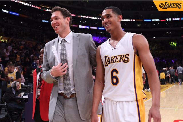 皇马客场对阵阿拉维斯，后防伤病严重，阿隆索面临解雇危机，需尽快取胜以保帅位。（客战阿拉维斯，皇马后防告急；阿隆索帅位危机四伏，唯有速胜自保）