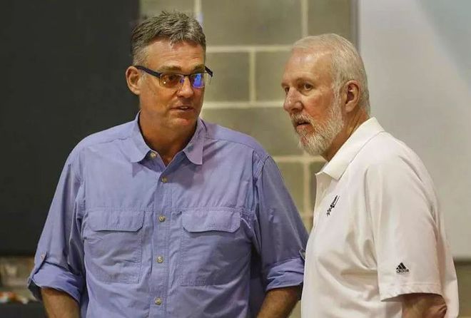 感受土超的气氛，埃德森在伊斯坦布尔德比中遭球迷投掷塑料杯（土超氛围拉满：伊斯坦布尔德比中埃德森遭球迷掷塑料杯）