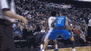 太尴尬！梁靖崑被观众“表白”，一脸严肃，孙颖莎偷笑，队友都懵了（尴尬瞬间！观众当众向梁靖崑示爱，他神情严肃，孙颖莎偷笑，队友全懵）