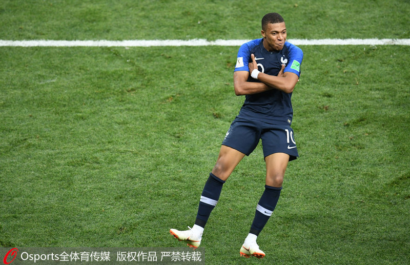 喀麦隆体育部长与足协主席埃托奥决裂，前者指责后者操纵选举（喀麦隆体育部长与足协主席埃托奥反目，部长指控其操纵选举）