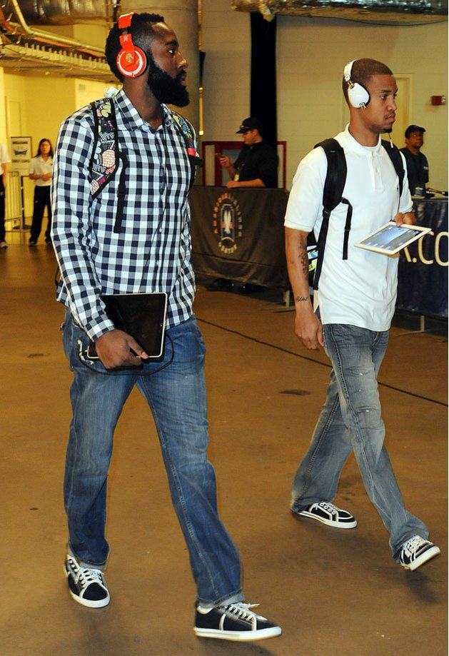 何宇鹏纪念捧杯： 一整季的重量都化为光芒，只为这一次触碰（何宇鹏捧杯时刻：漫长赛季的沉淀化作耀眼一瞬，只为这一刻的触及）