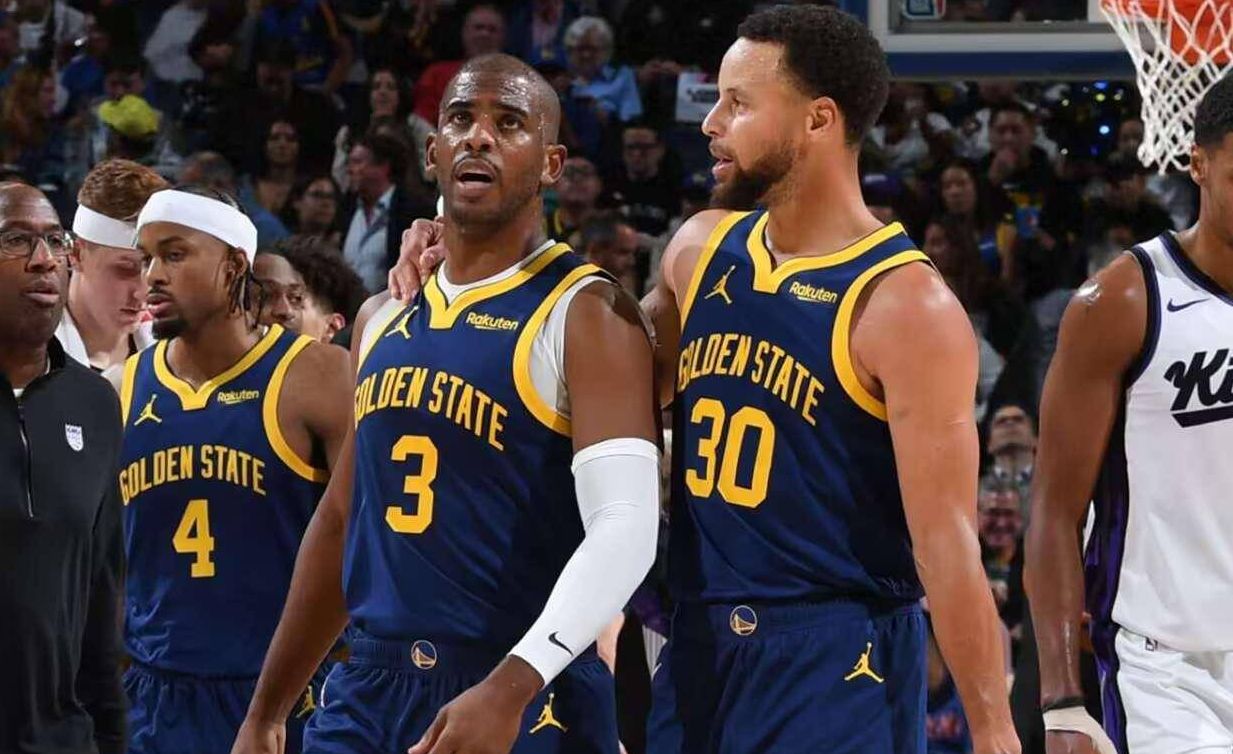 今年上海双雄争冠战启用外籍裁判，去年的主裁为傅明、李海新（上海双雄争冠大战今年启用外籍裁判，去年主哨为傅明、李海新）